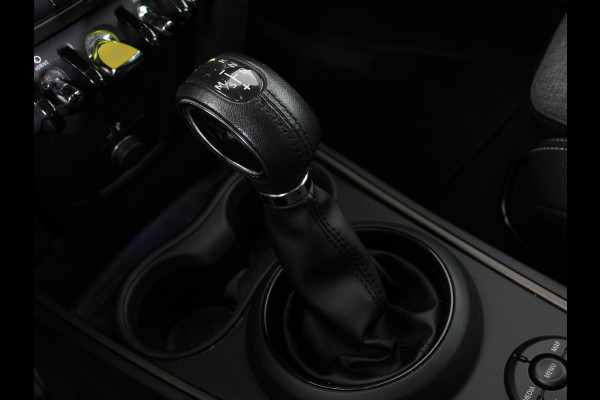 MINI Countryman PHEV 2.0 Cooper S E ALL4 Classic | Navigatie | Parkeersensoren achter | Achteruitrij camera | Cruise Control | Airco | 17” Lichtmetalen Velgen | Dakrails | Verwarmde voorstoelen | LED