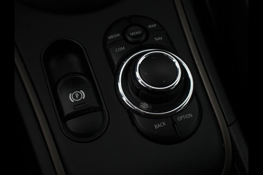 MINI Countryman PHEV 2.0 Cooper S E ALL4 Classic | Navigatie | Parkeersensoren achter | Achteruitrij camera | Cruise Control | Airco | 17” Lichtmetalen Velgen | Dakrails | Verwarmde voorstoelen | LED