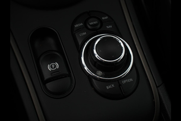 MINI Countryman PHEV 2.0 Cooper S E ALL4 Classic | Navigatie | Parkeersensoren achter | Achteruitrij camera | Cruise Control | Airco | 17” Lichtmetalen Velgen | Dakrails | Verwarmde voorstoelen | LED