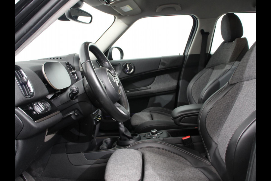 MINI Countryman PHEV 2.0 Cooper S E ALL4 Classic | Navigatie | Parkeersensoren achter | Achteruitrij camera | Cruise Control | Airco | 17” Lichtmetalen Velgen | Dakrails | Verwarmde voorstoelen | LED