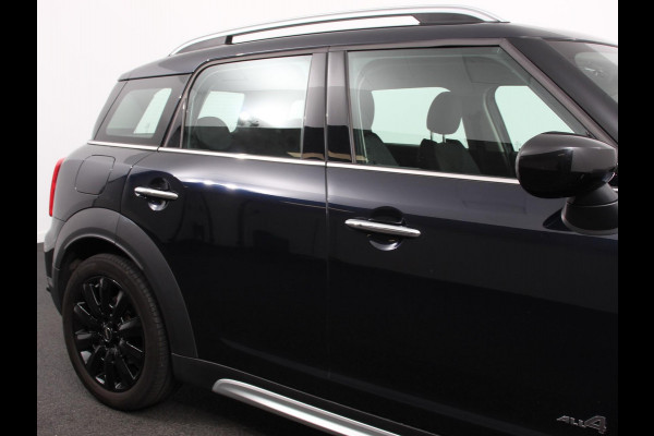 MINI Countryman PHEV 2.0 Cooper S E ALL4 Classic | Navigatie | Parkeersensoren achter | Achteruitrij camera | Cruise Control | Airco | 17” Lichtmetalen Velgen | Dakrails | Verwarmde voorstoelen | LED