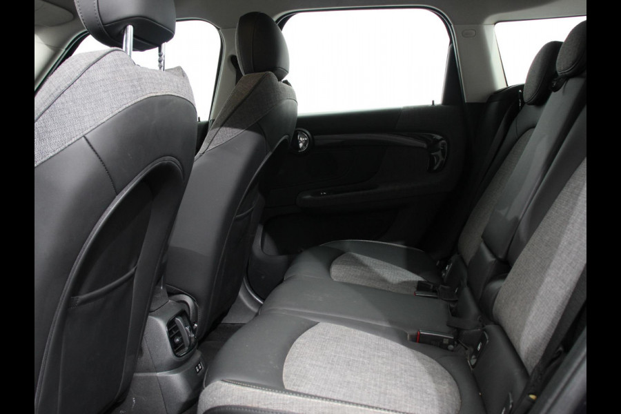 MINI Countryman PHEV 2.0 Cooper S E ALL4 Classic | Navigatie | Parkeersensoren achter | Achteruitrij camera | Cruise Control | Airco | 17” Lichtmetalen Velgen | Dakrails | Verwarmde voorstoelen | LED