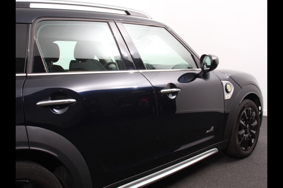 MINI Countryman PHEV 2.0 Cooper S E ALL4 Classic | Navigatie | Parkeersensoren achter | Achteruitrij camera | Cruise Control | Airco | 17” Lichtmetalen Velgen | Dakrails | Verwarmde voorstoelen | LED