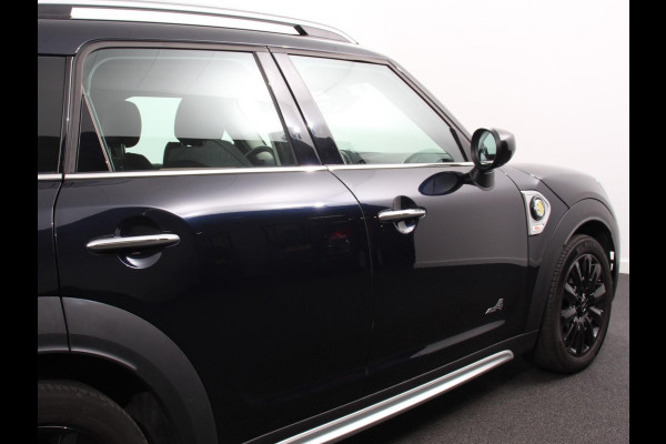 MINI Countryman PHEV 2.0 Cooper S E ALL4 Classic | Navigatie | Parkeersensoren achter | Achteruitrij camera | Cruise Control | Airco | 17” Lichtmetalen Velgen | Dakrails | Verwarmde voorstoelen | LED