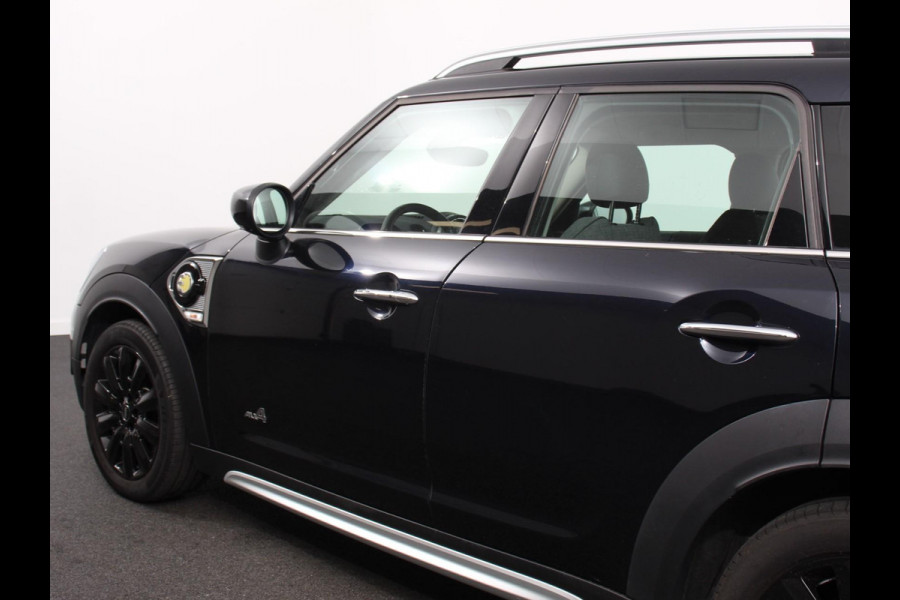 MINI Countryman PHEV 2.0 Cooper S E ALL4 Classic | Navigatie | Parkeersensoren achter | Achteruitrij camera | Cruise Control | Airco | 17” Lichtmetalen Velgen | Dakrails | Verwarmde voorstoelen | LED
