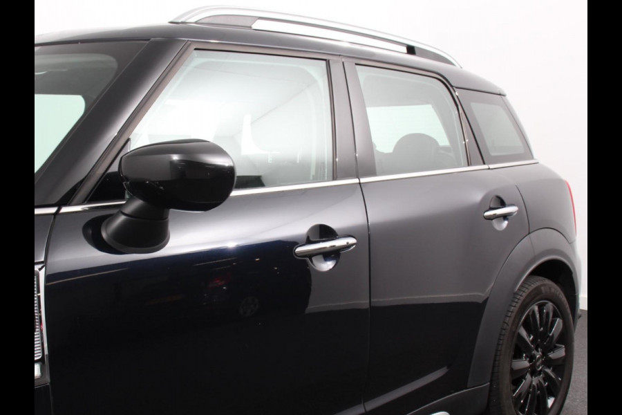 MINI Countryman PHEV 2.0 Cooper S E ALL4 Classic | Navigatie | Parkeersensoren achter | Achteruitrij camera | Cruise Control | Airco | 17” Lichtmetalen Velgen | Dakrails | Verwarmde voorstoelen | LED