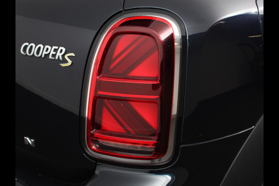 MINI Countryman PHEV 2.0 Cooper S E ALL4 Classic | Navigatie | Parkeersensoren achter | Achteruitrij camera | Cruise Control | Airco | 17” Lichtmetalen Velgen | Dakrails | Verwarmde voorstoelen | LED