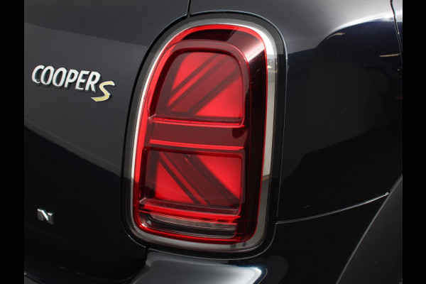 MINI Countryman PHEV 2.0 Cooper S E ALL4 Classic | Navigatie | Parkeersensoren achter | Achteruitrij camera | Cruise Control | Airco | 17” Lichtmetalen Velgen | Dakrails | Verwarmde voorstoelen | LED