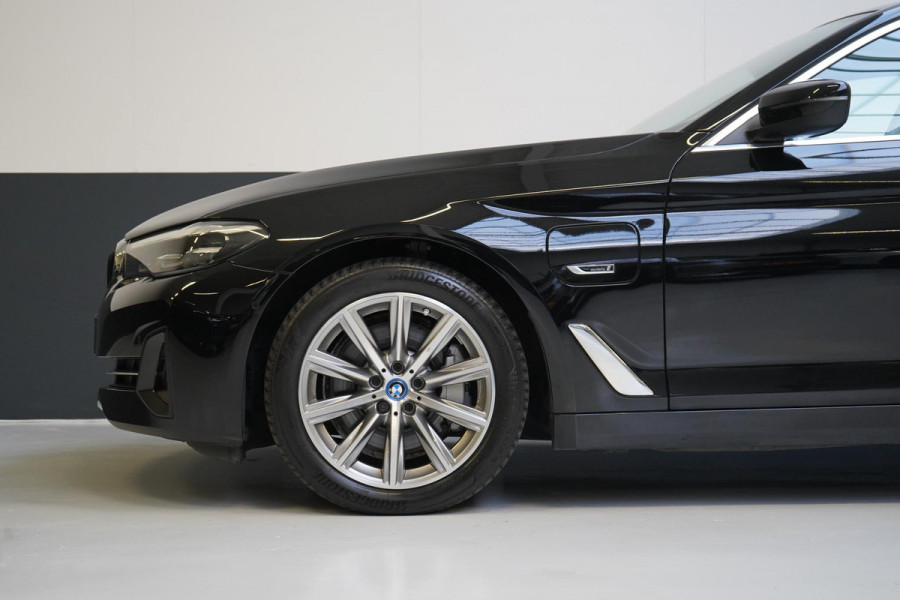 BMW 5 Serie Touring 530e Business Edition Plus | Trekhaak | Stuurverwachting | Adaptive cruise | Navigatie