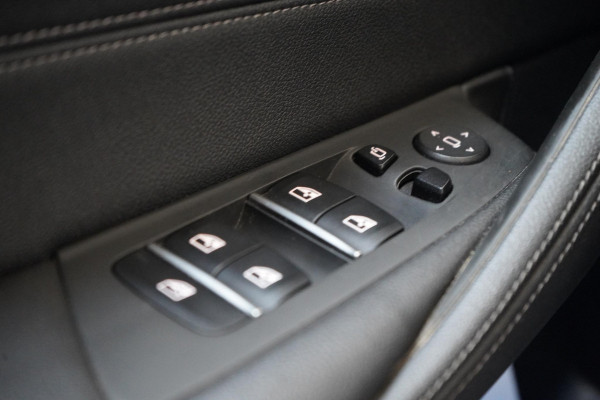 BMW 5 Serie Touring 530e Business Edition Plus | Trekhaak | Stuurverwachting | Adaptive cruise | Navigatie