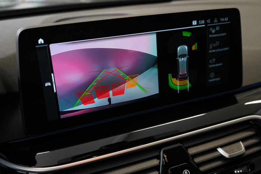 BMW 5 Serie Touring 530e Business Edition Plus | Trekhaak | Stuurverwachting | Adaptive cruise | Navigatie