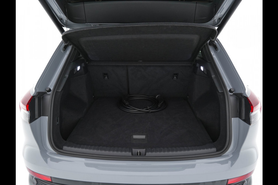 Audi Q4 e-tron 40 Launch edition S Competition 77 kWh [ 3-Fase ] {SOH-90%} (INCL.BTW) *HEAT-PUMP | PANO | HEAD-UP | LEATHER-FABRIC | MATRIX-LED | SONOS-SOUND | ADAPTIVE-CRUISE | HEATED-SPORTSEATS | AMBIENT-LIGHT | DIGI-COCKPIT | CAMERA | KEYLESS | DAB+ | NAVI-FULLMA