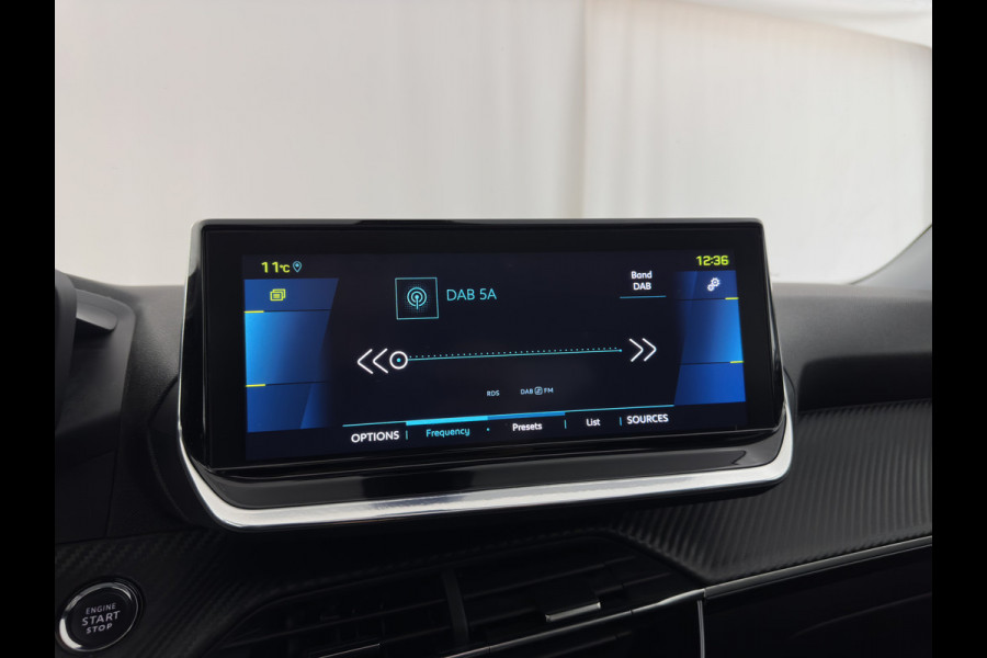 Peugeot e-2008 EV Allure 50 kWh [ 3-Fase ] {SOH-84%} (INCL.BTW) *PANO | LEATHER-FABRIC | FULL-LED | SPORT-SEATS | DIGI-COCKPIT | CAMERA | KEYLESS | PRIVACY-GLASS | NAVI-FULLMAP | ECC | PDC | CRUISE | 17''ALU*