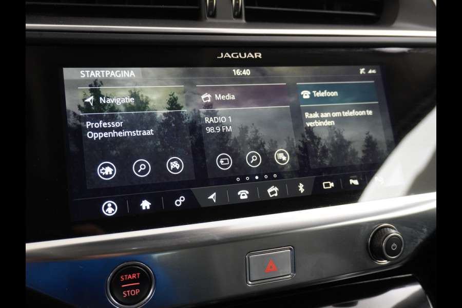 Jaguar I-PACE EV400 400pk SE 90kWh AWD Leer+Elektr. Meridian®-Audio Apple Carplay Android Auto Navi Led-v+a Ecc Camera Cruise Control Keyless Pdc Lmv Led Bordherkenning Elektrische-Achterklep koplampreiniging Lane-Assist App-Connect ECT Voorverwarming/koeling WiFi DigiDash DAB 4WD 1e Eigenaar Origineel Nederlandse Auto € 90.000 nieuw!