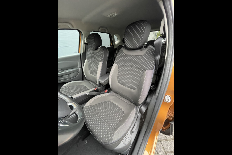 Renault Captur 130pk Intens (Trekhaak - Camera - Parkeersensoren V+A - LED - Keyless Entry - Stoelverwarming - Automatische Airco - Navigatie)