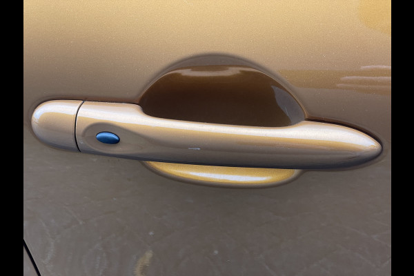 Renault Captur 130pk Intens (Trekhaak - Camera - Parkeersensoren V+A - LED - Keyless Entry - Stoelverwarming - Automatische Airco - Navigatie)