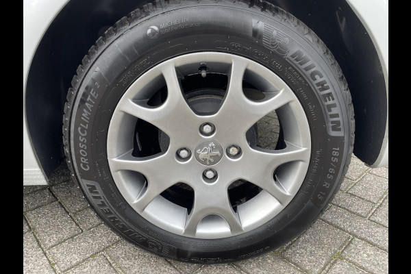Peugeot 208 82pk Blue Lion (Airco - Navigatie - Apple Carplay - Parkeersensoren - Lichtmetalen velgen)