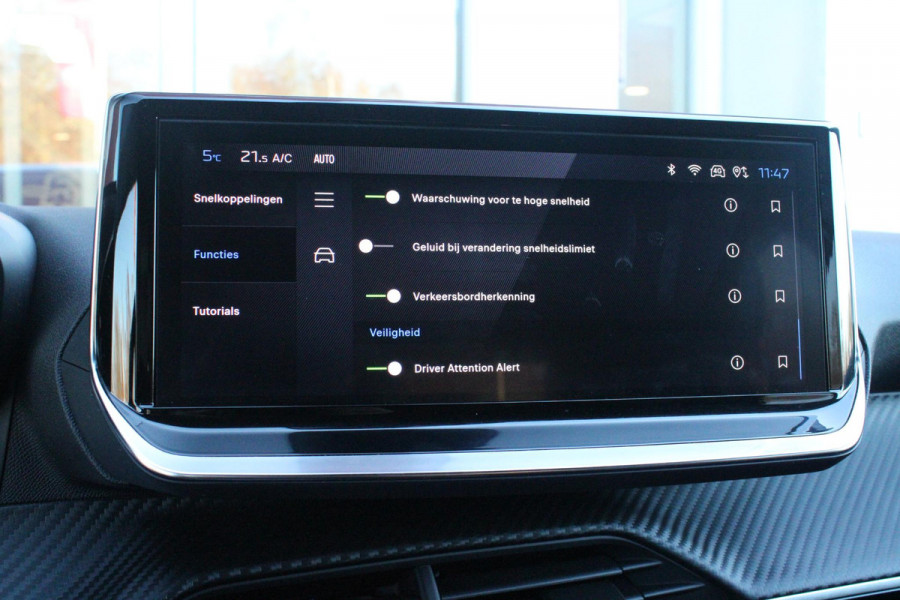 Peugeot 208 Hybrid 110PK e-DCS6 ALLURE | NAVIGATIE | DRAADLOZE APPLE CARPLAY/ANDROID AUTO | DAB+ RADIO | CLIMATE CONTROL | ADAPTIVE CRUISE CONTROL | VERKEERSBORDEN HERKENNING | ACHTERUITRIJ CAMERA | LICHTMETALEN VELGEN 16" |