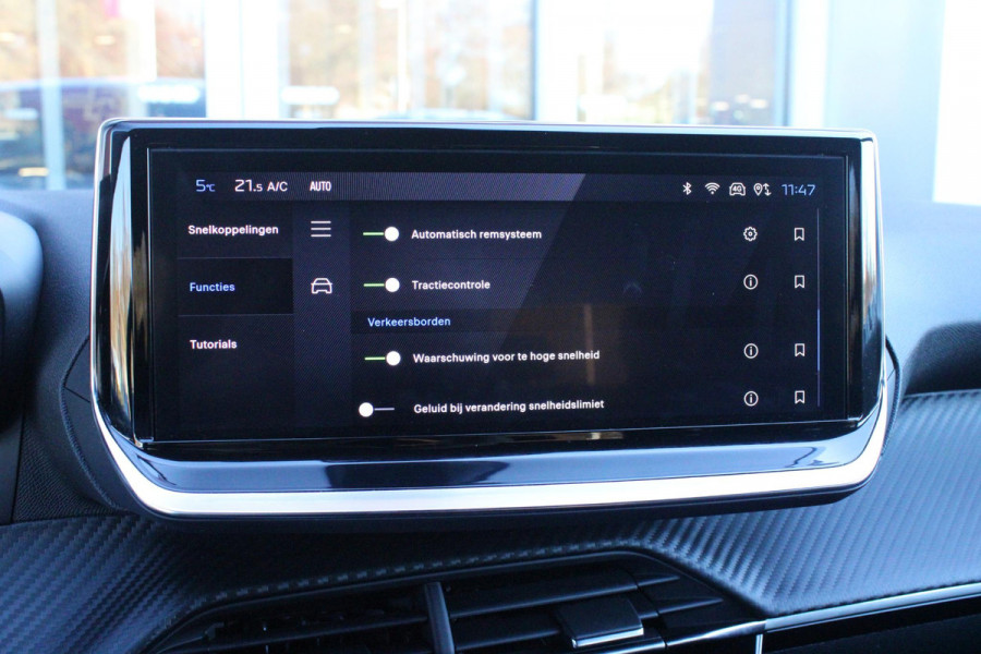 Peugeot 208 Hybrid 110PK e-DCS6 ALLURE | NAVIGATIE | DRAADLOZE APPLE CARPLAY/ANDROID AUTO | DAB+ RADIO | CLIMATE CONTROL | ADAPTIVE CRUISE CONTROL | VERKEERSBORDEN HERKENNING | ACHTERUITRIJ CAMERA | LICHTMETALEN VELGEN 16" |