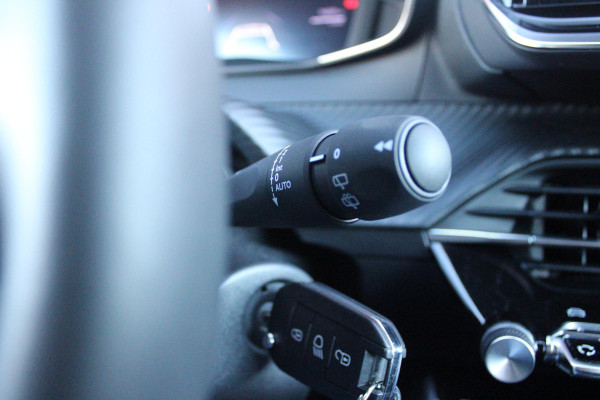 Peugeot 208 Hybrid 110PK e-DCS6 ALLURE | NAVIGATIE | DRAADLOZE APPLE CARPLAY/ANDROID AUTO | DAB+ RADIO | CLIMATE CONTROL | ADAPTIVE CRUISE CONTROL | VERKEERSBORDEN HERKENNING | ACHTERUITRIJ CAMERA | LICHTMETALEN VELGEN 16" |