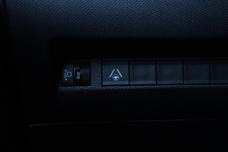 Peugeot 208 Hybrid 110PK e-DCS6 ALLURE | NAVIGATIE | DRAADLOZE APPLE CARPLAY/ANDROID AUTO | DAB+ RADIO | CLIMATE CONTROL | ADAPTIVE CRUISE CONTROL | VERKEERSBORDEN HERKENNING | ACHTERUITRIJ CAMERA | LICHTMETALEN VELGEN 16" |