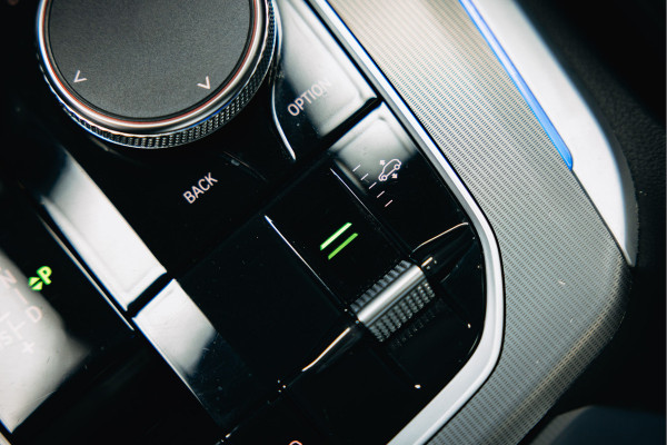 BMW X5 xDrive45e High Executive | Pano | Trekhaak | Luchtvering | M-Stoelen | Stoelverwarming |