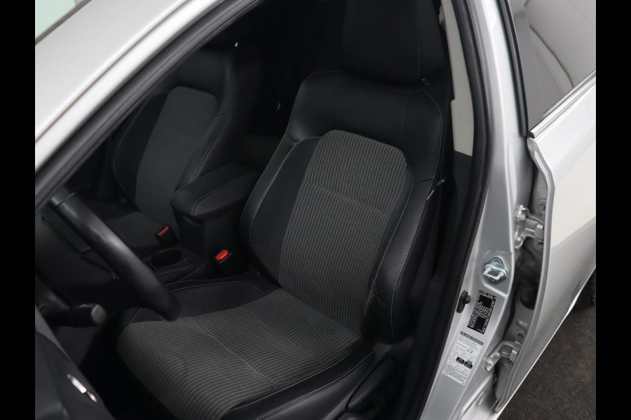Toyota Auris 1.8 Hybrid Executive | Stoelverwarming | Trekhaak | Leder/Alcantara | Navigatie | Full LED | Park Assist | Climate control | Cruise control | Keyless | Regensensor