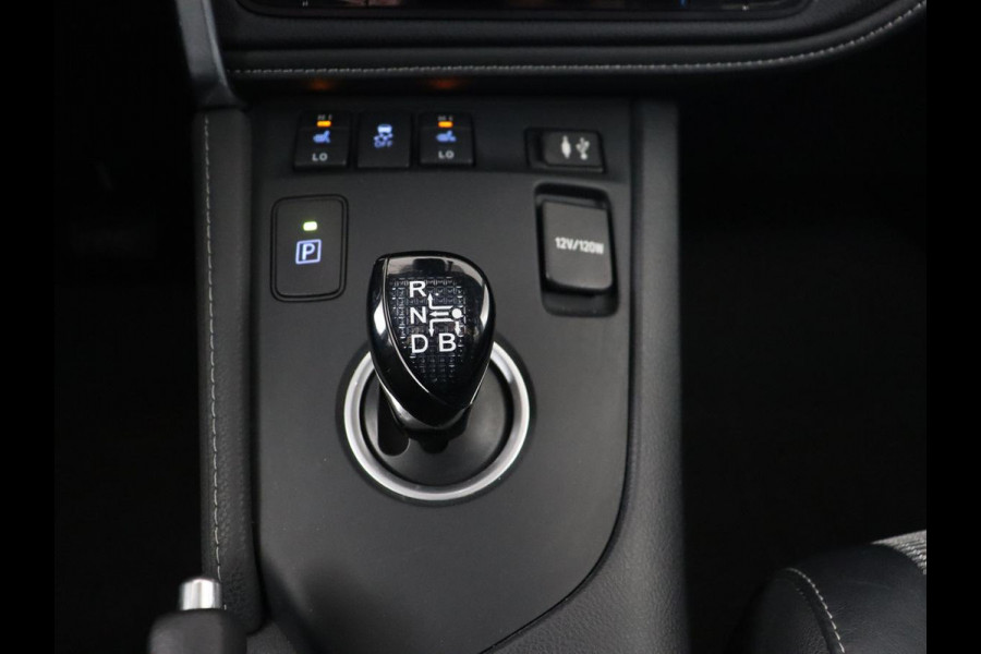 Toyota Auris 1.8 Hybrid Executive | Stoelverwarming | Trekhaak | Leder/Alcantara | Navigatie | Full LED | Park Assist | Climate control | Cruise control | Keyless | Regensensor