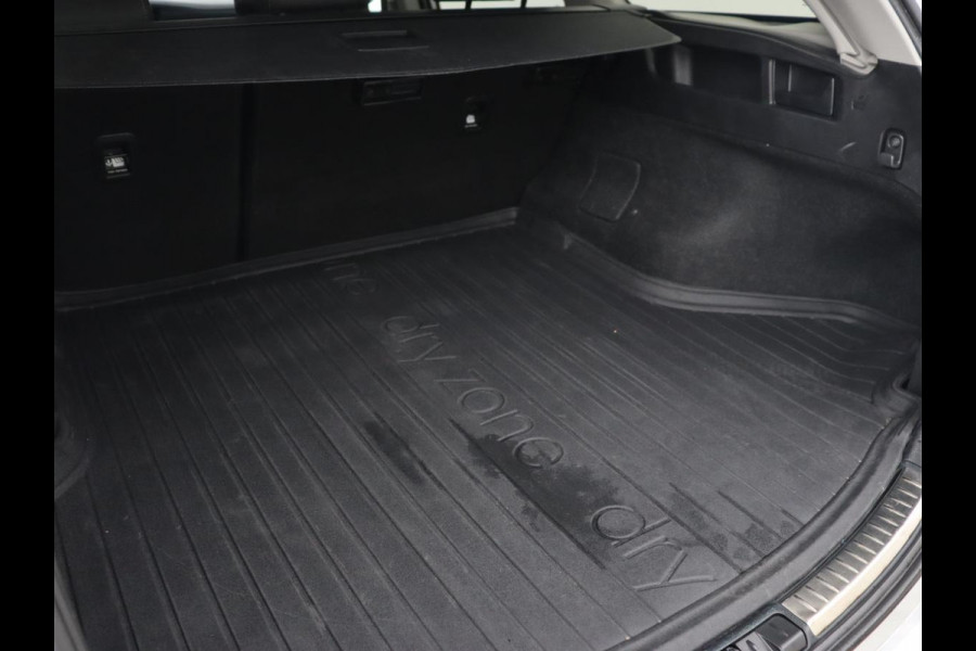 Toyota Auris 1.8 Hybrid Executive | Stoelverwarming | Trekhaak | Leder/Alcantara | Navigatie | Full LED | Park Assist | Climate control | Cruise control | Keyless | Regensensor