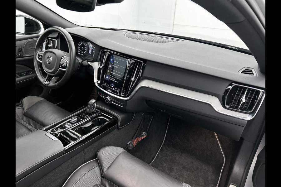 Volvo S60 2.0 T6 AWD Hybride R-Design 340PK / Navi / Cruise-adap / Harman Kardon / Lederen Int / Panorama schuifdak / Trekhaak / Carplay / Apk 04-2026