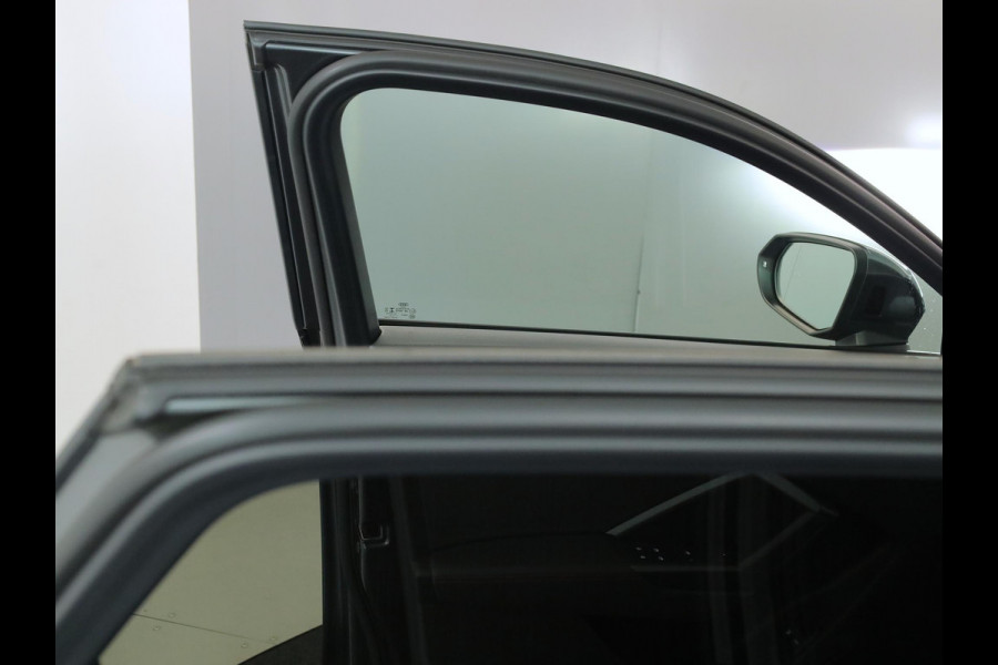 Audi Q3 45 TFSI e S edition 245 pk S-tronic | Navigatie | Panoramadak | Parkeersensoren | Achteruitrijcamera | Stoelverwarming | S-Line |