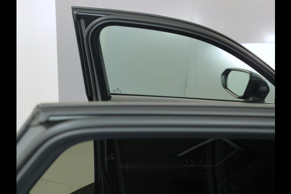 Audi Q3 45 TFSI e S edition 245 pk S-tronic | Navigatie | Panoramadak | Parkeersensoren | Achteruitrijcamera | Stoelverwarming | S-Line |