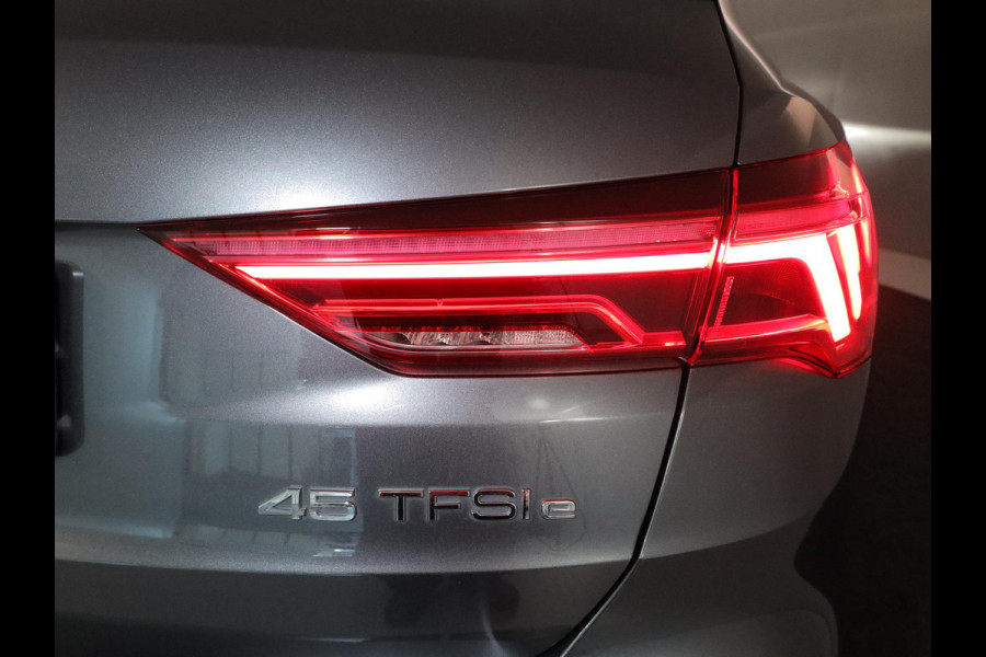 Audi Q3 45 TFSI e S edition 245 pk S-tronic | Navigatie | Panoramadak | Parkeersensoren | Achteruitrijcamera | Stoelverwarming | S-Line |