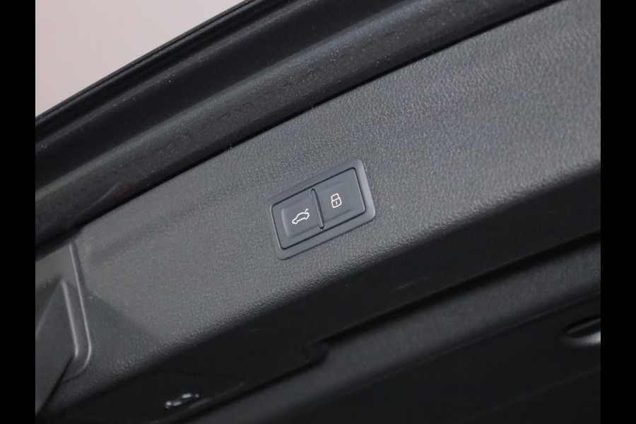 Audi Q3 45 TFSI e S edition 245 pk S-tronic | Navigatie | Panoramadak | Parkeersensoren | Achteruitrijcamera | Stoelverwarming | S-Line |