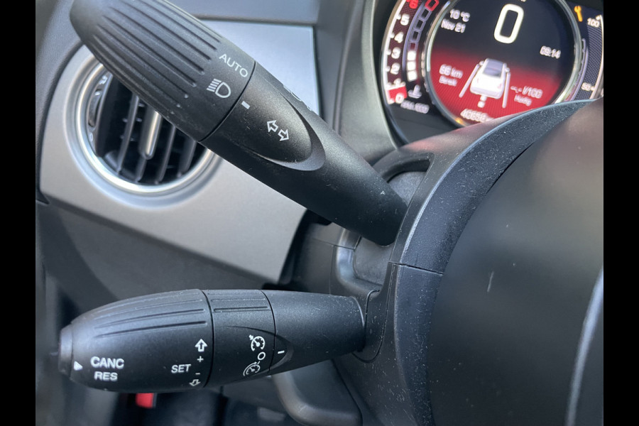Fiat 500 1.0 Hybrid Airco - Cruise control - Open dak - Parkeersensoren achter - Mistlampen voor - Stuur leder - Stuur multifunctioneel - Bluetooth - Licht metalen velgen 15 inch