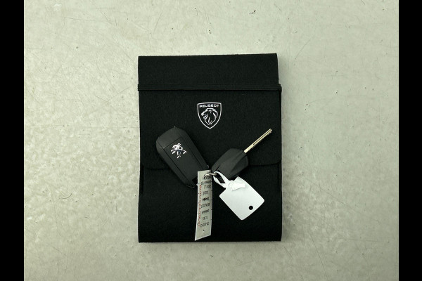 Peugeot 2008 1.2 PureTech 130pk Automaat Allure Pack | Climate control | Cruise control | Navigatie | Parkeersensoren | Apple Carplay/ Android Auto | LED | Lichtmetalen Velgen | Cruise Control