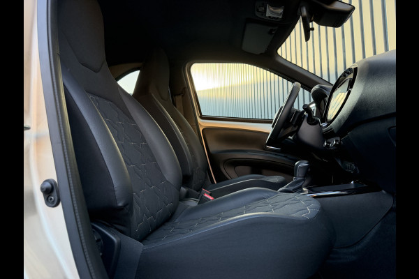 Toyota Aygo X 1.0 VVT-i S-CVT Premium / Bi tone | JBL | Clima | PDC V+A | Rijklaar!!