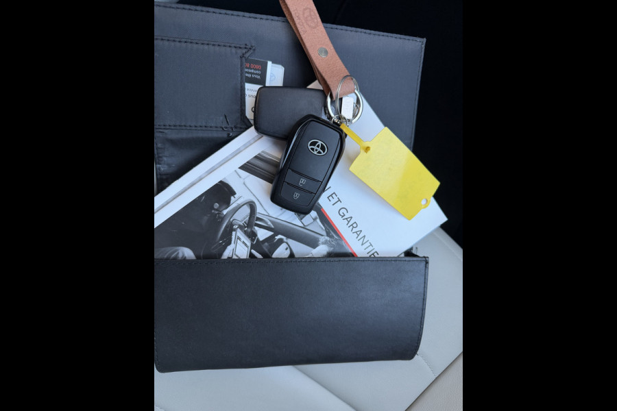 Toyota Yaris 1.5 Hybrid Executive | Creme Leer | Head-up | BSM | Rijklaar!!