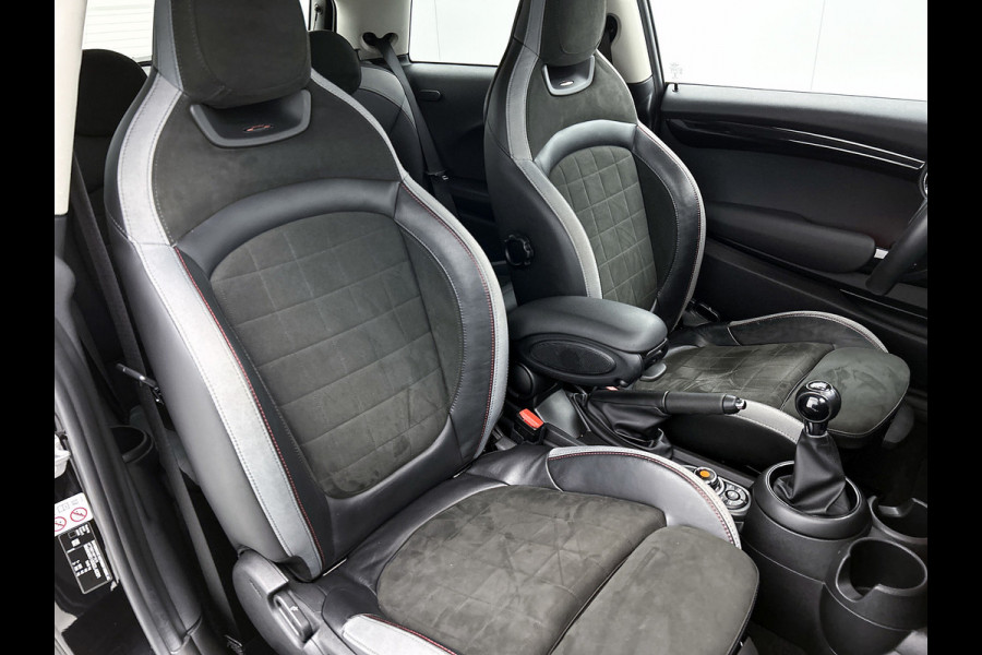 MINI Mini 2.0 Cooper S JCW Chili Serious Business (Dealer OnderH, Bucket Seats, Carplay, Navi Pro, Parkeerhulp, Stoelv, Etc)