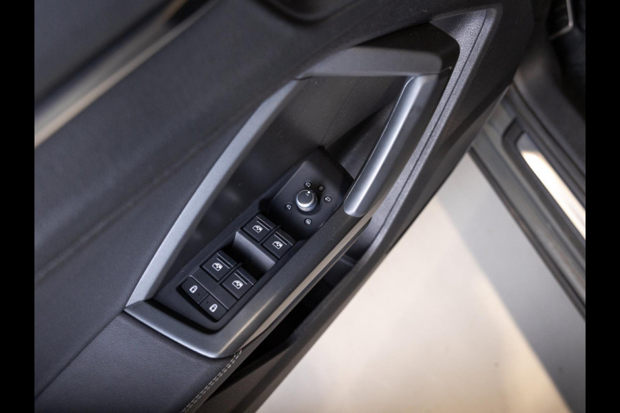 Audi Q3 35 TFSI 2x S-Line / 150pk / Trekhaak / Achteruitrij camera / Stoelverwarming /
