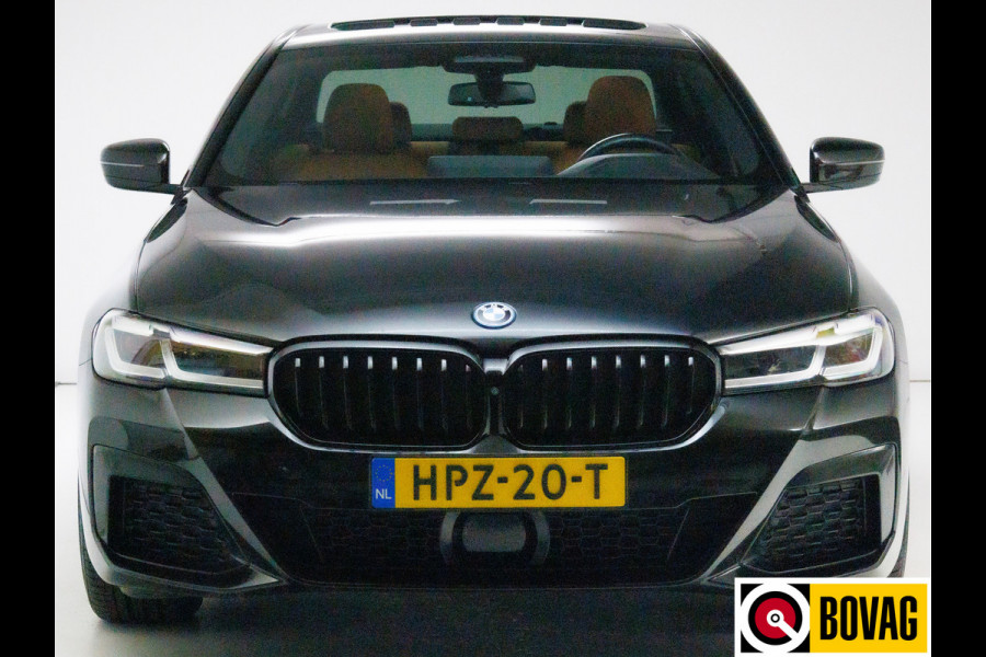 BMW 5 Serie 545e xDrive High Exec. M-sport Black Edition 394 PK | Open Dak | Trekhaak elec. | Volledig leder 360 Camera, Stoel- en stuurverwarming