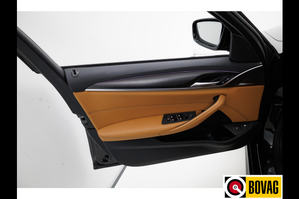 BMW 5 Serie 545e xDrive High Exec. M-sport Black Edition 394 PK | Open Dak | Trekhaak elec. | Volledig leder 360 Camera, Stoel- en stuurverwarming