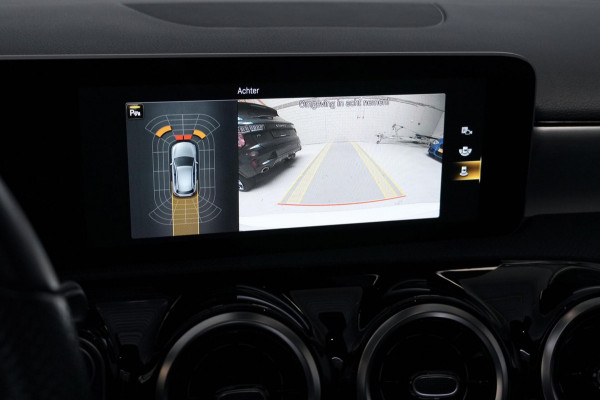 Mercedes-Benz A-Klasse 200 AMG Automaat 163 PK | Pano-dak | Widescreen | Stoelverwarming | Camera | Led | Pdc |