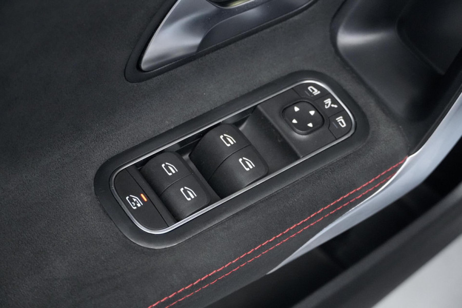 Mercedes-Benz A-Klasse 200 AMG Automaat 163 PK | Pano-dak | Widescreen | Stoelverwarming | Camera | Led | Pdc |