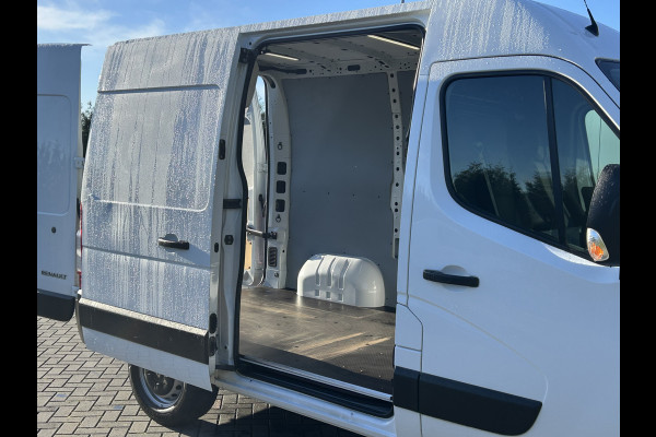 Renault Master 2.3 dCi 131 PK E6 / L1H2 / TREKHAAK / 1e EIG. / AIRCO / CRUISE / NAVI / BLUETOOTH / 3-ZITS