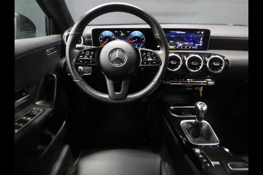 Mercedes-Benz A-Klasse 160 Sport Business Solution *WEEKAANBIEDING* [WIDESCREEN, APPLE CARPLAY, ANDROID AUTO, STOELVERWARMING, CAMERA, SPORTSTOELEN, NIEUWSTAAT]
