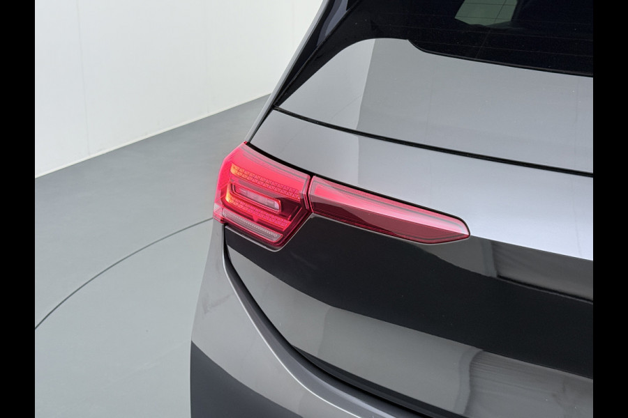 Volkswagen ID.3 First Plus 58kWh SOH 91% Adap.Cruise Apple Carplay Android Lmv 19" Navi Camera Pdc Stoel+Stuurverwarming Keyless Advanced Matrix Led + Dynamisch Led Achterlicht en Isofix DAB Privacy Glas Rijstrooksensor SOH 91% 1e Eigenaar Origineel Nederlandse Auto