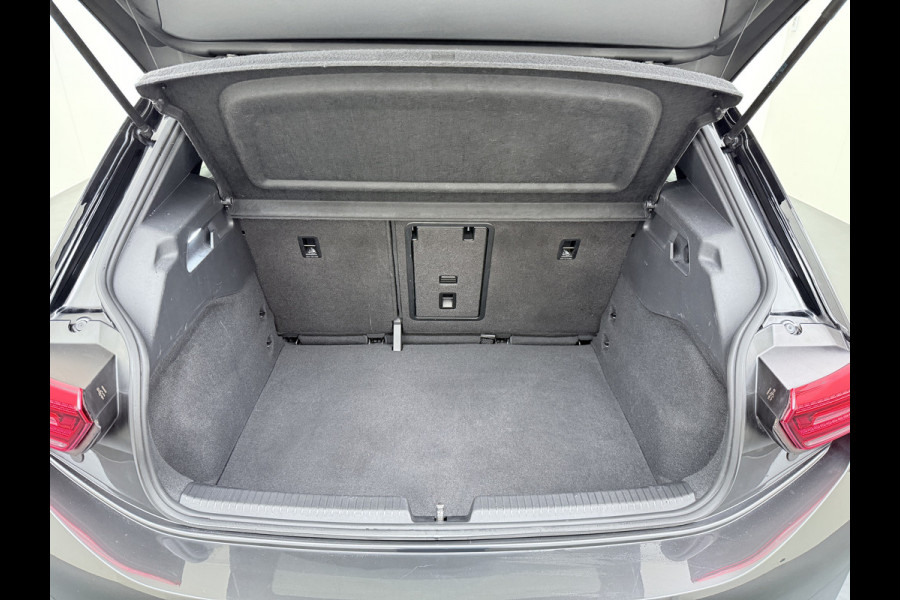 Volkswagen ID.3 First Plus 58kWh SOH 91% Adap.Cruise Apple Carplay Android Lmv 19" Navi Camera Pdc Stoel+Stuurverwarming Keyless Advanced Matrix Led + Dynamisch Led Achterlicht en Isofix DAB Privacy Glas Rijstrooksensor SOH 91% 1e Eigenaar Origineel Nederlandse Auto