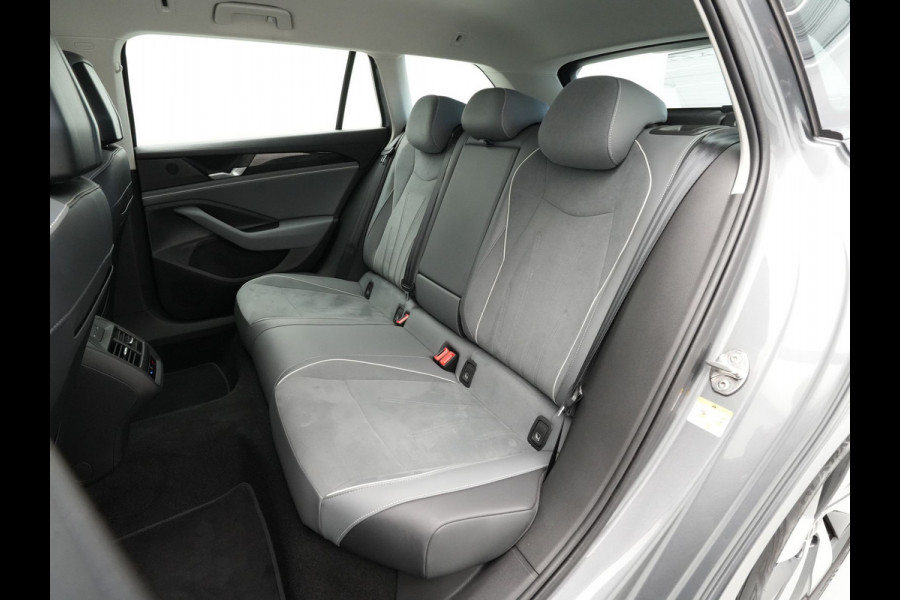 Volkswagen Passat Variant 1.5 eTSI 150pk Business Trekhaak Navigatie Camera Acc ARGON 112