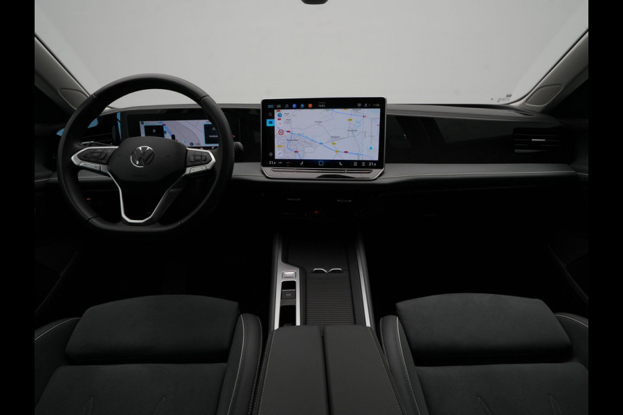 Volkswagen Passat Variant 1.5 eTSI 150pk Business Trekhaak Navigatie Camera Acc ARGON 112